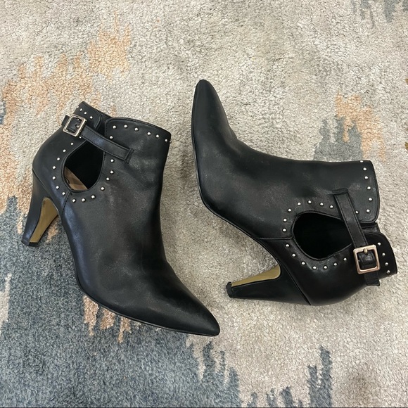 Bella Vita Delfina Black Leather Booties - Picture 2 of 7